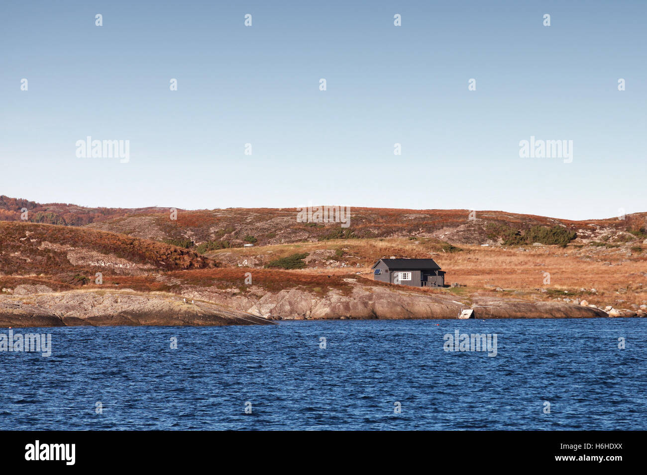 Petite maison en bois sur la côte rocheuse vide en Norvège Banque D'Images