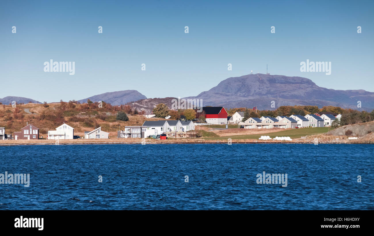 Les petites maisons colorées qui vivent sur la côte de la mer de Norvège, Brekstad Banque D'Images