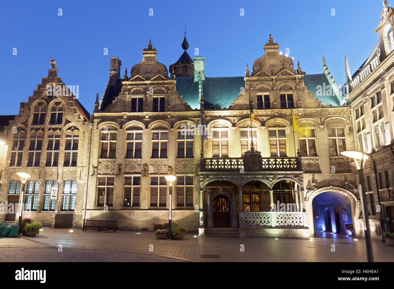 Hôtel de ville avec loggia Renaissance, crépuscule, Veurne, Flandre occidentale, Flandre orientale, Belgique Banque D'Images