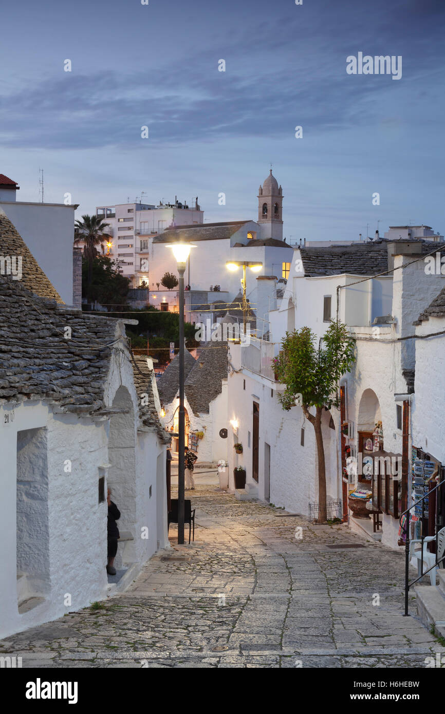 Alley avec maisons Trulli Alberobello, quartier de Monti, l'humeur du soir, Valle d'Itria, Province de Bari, Pouilles, Italie Banque D'Images