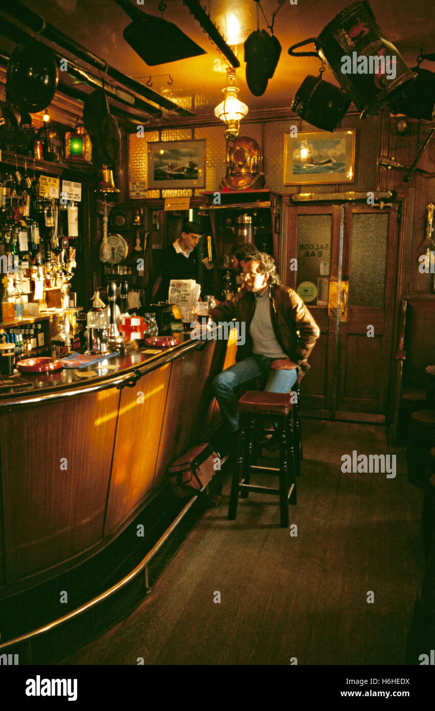 L'intérieur de pub traditionnels dans les années 80, Largs, Northumberland, Angleterre, Royaume-Uni, Europe Banque D'Images