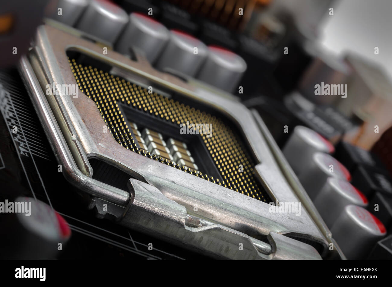 CPU Socket vide entre les condensateurs et les bobines dans le cadre d'alimentation sur carte mère PCB Banque D'Images