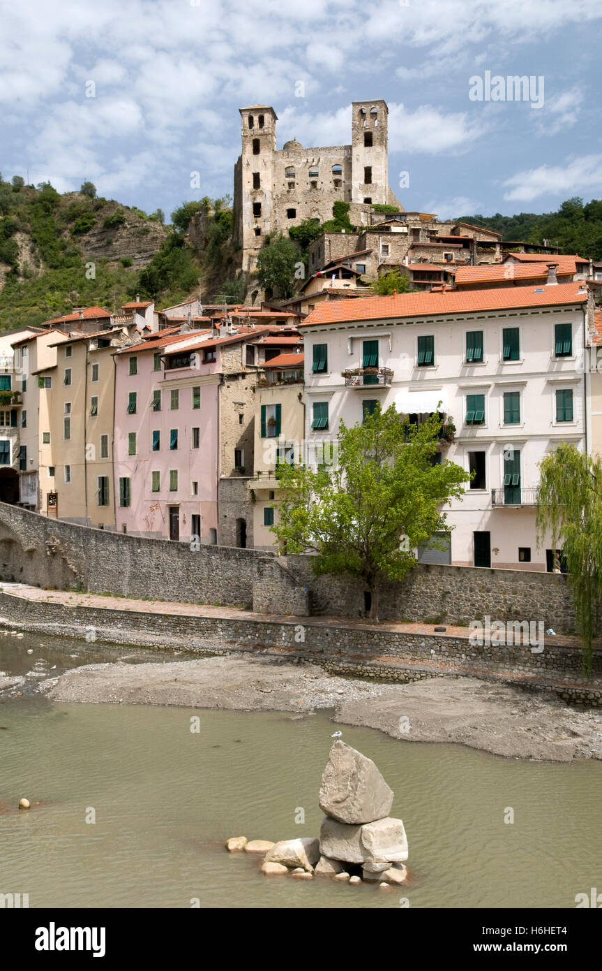 Castello Doria au-dessus de la ville historique, village de montagne de Dolceacqua, Vallée Nervia, Riviera, Ligurie, Italie, Europe Banque D'Images