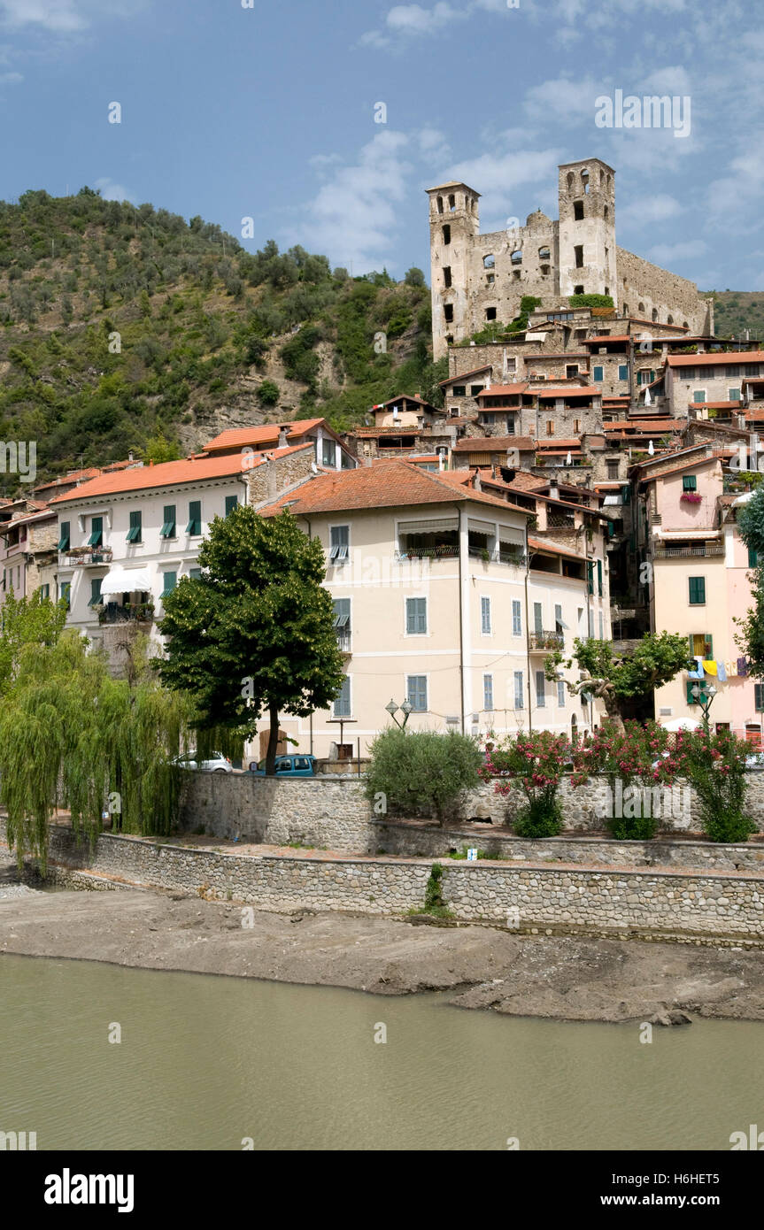 Castello Doria au-dessus de la ville historique, village de montagne de Dolceacqua, Vallée Nervia, Riviera, Ligurie, Italie, Europe Banque D'Images