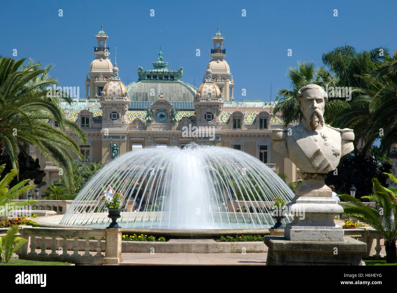 Fontaines en face du casino, Monte Carlo, Monaco, Cote d'Azur, de l'Europe Banque D'Images
