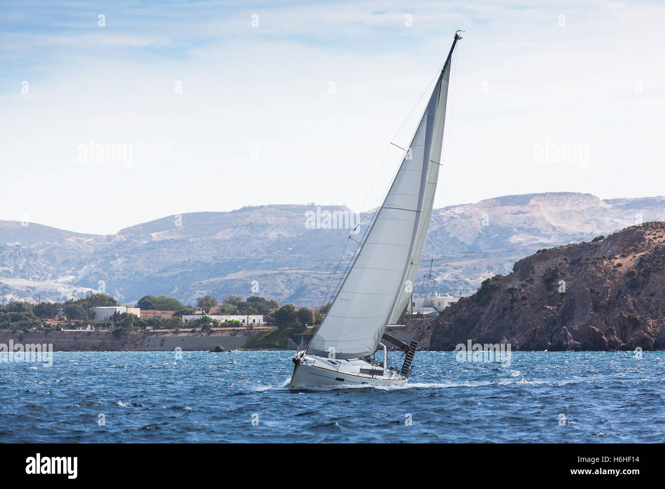 Bateau à voile Yacht de luxe avec voiles blanches dans la mer. Banque D'Images