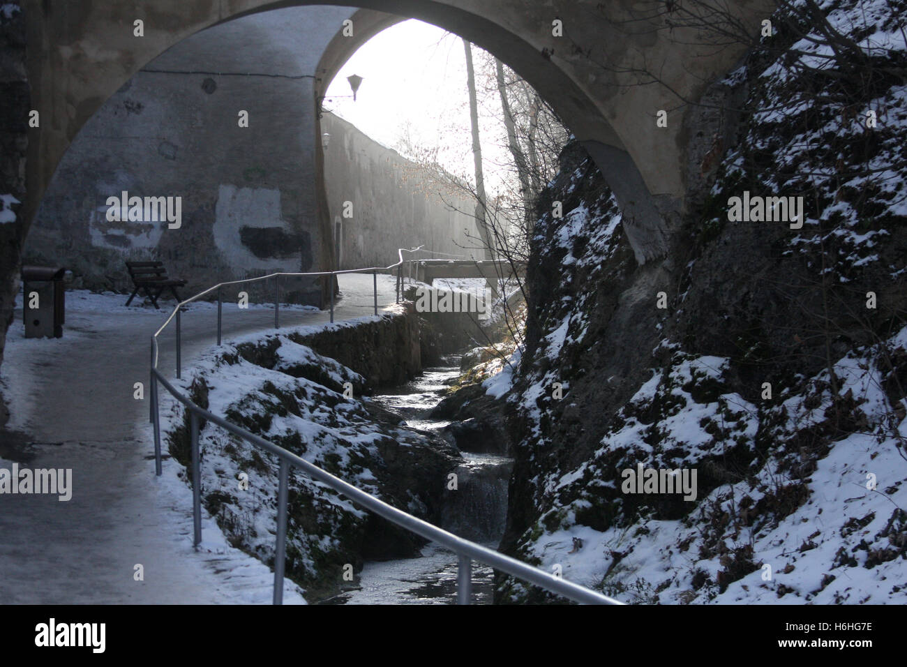 Allée le long des murs fortifiés entourant la vieille ville de Brasov, Roumanie, en hiver Banque D'Images