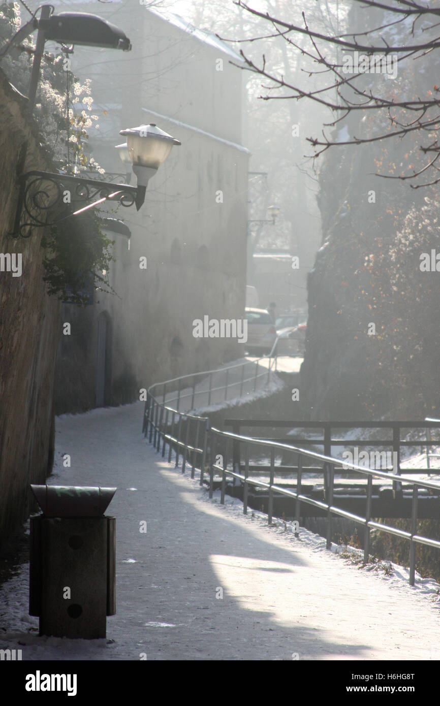 Alley derrière de vieux bâtiments dans le centre de Brasov, Roumanie, en hiver Banque D'Images
