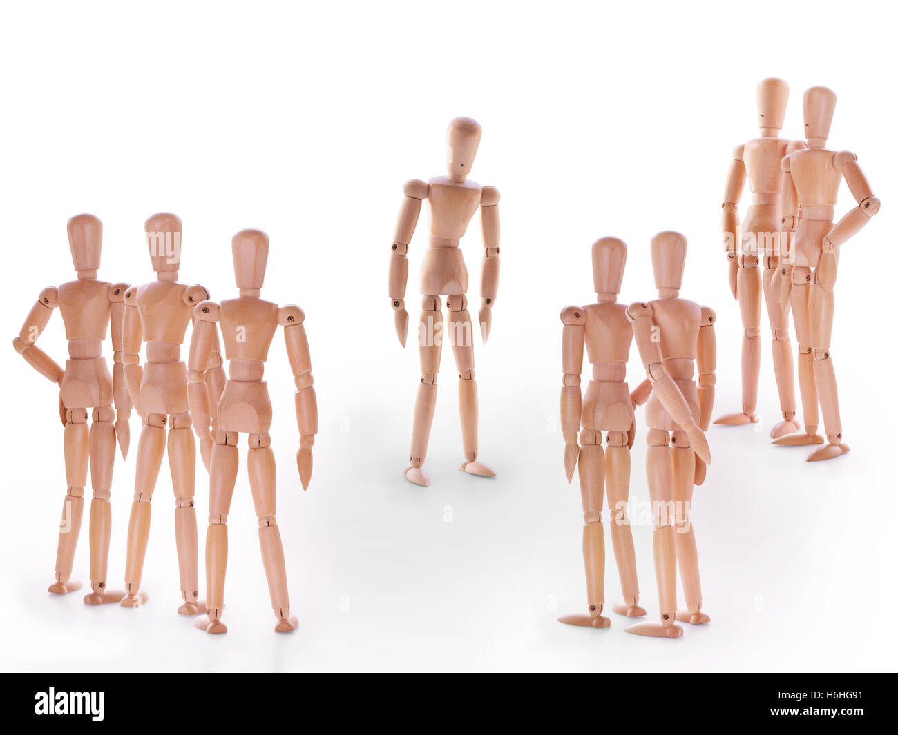 Groupe de scène avec des maquettes, groupe de personnages debout autour d'un. Concept d'accusation coupable, bulling ou outcast dans Banque D'Images