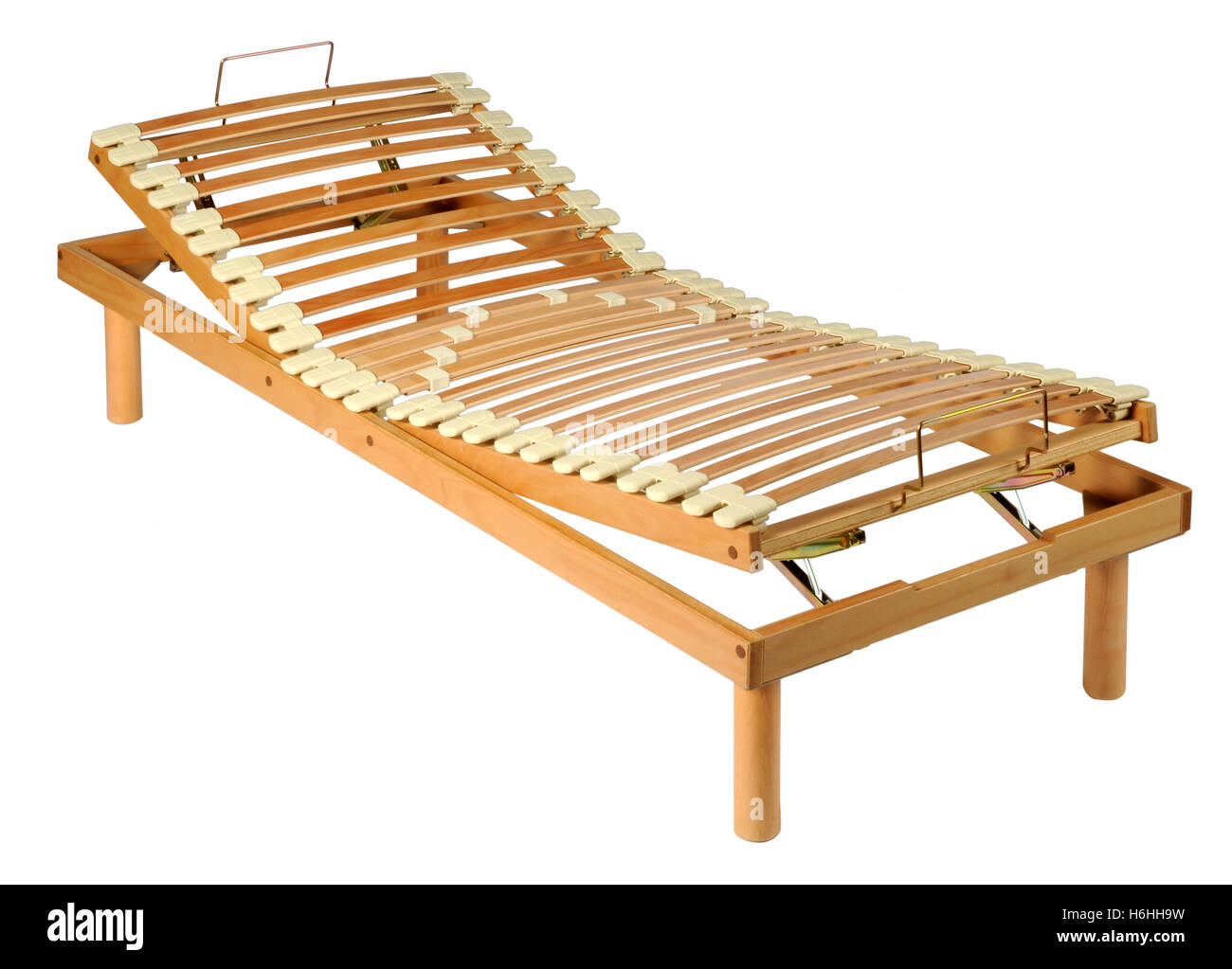 Orthopédique en bois sur un net cadre de lit en bois isolé sur blanc dans un trois quart voir Banque D'Images