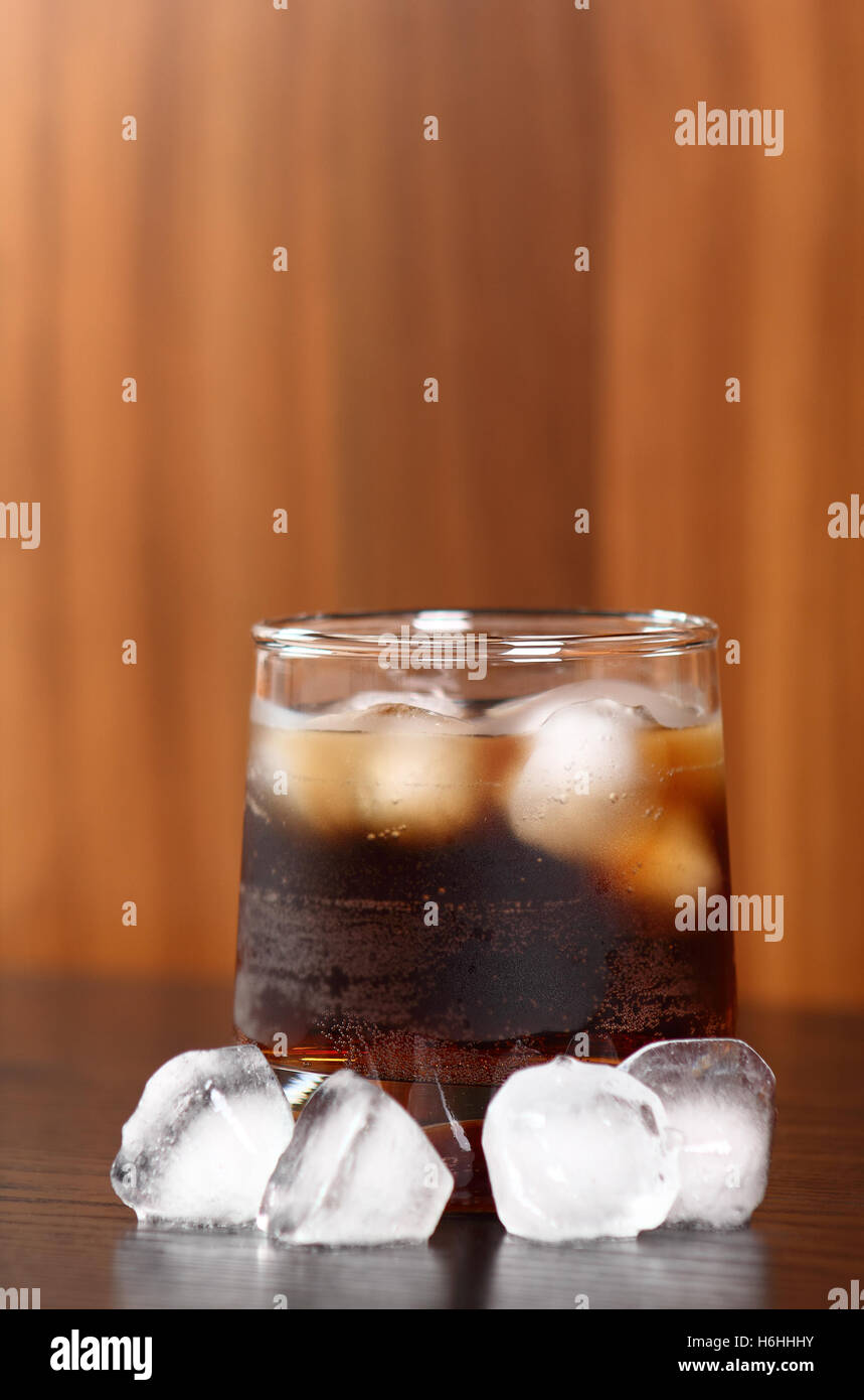 Verre avec cola et des cubes de glace Banque D'Images