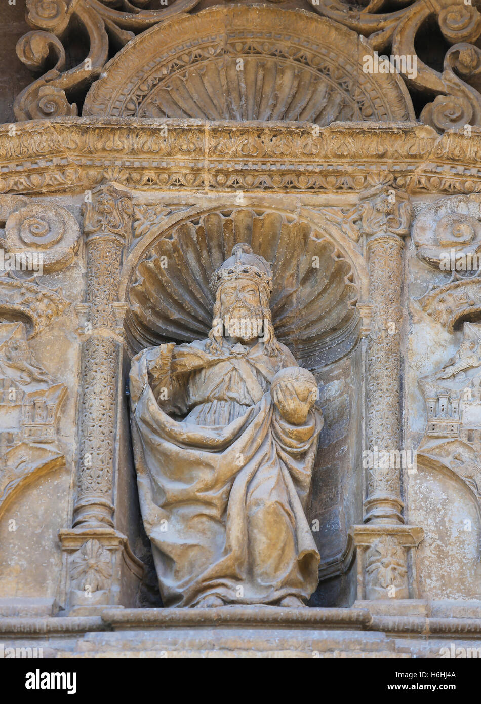 16e siècle Statue de Dieu le Père à la porte principale à l'église de Santo Tomas à Haro, La Rioja, Espagne Banque D'Images