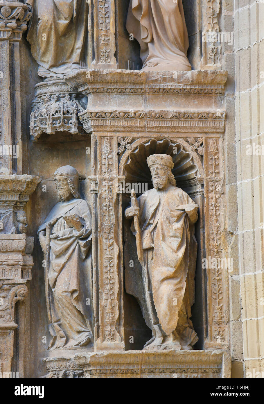 La porte principale du 16ème siècle à l'église de Santo Tomas à Haro, La Rioja, Espagne - statues des apôtres Banque D'Images