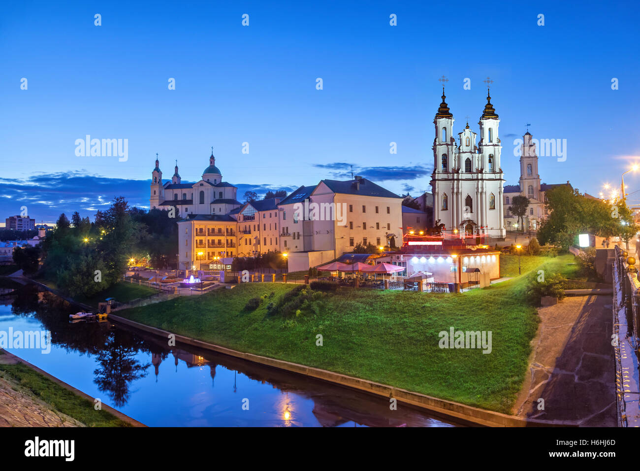 L'église de la résurrection et de bâtiments sur le côté de la rivière Vitba dans la soirée, Vitebsk, Biélorussie Banque D'Images