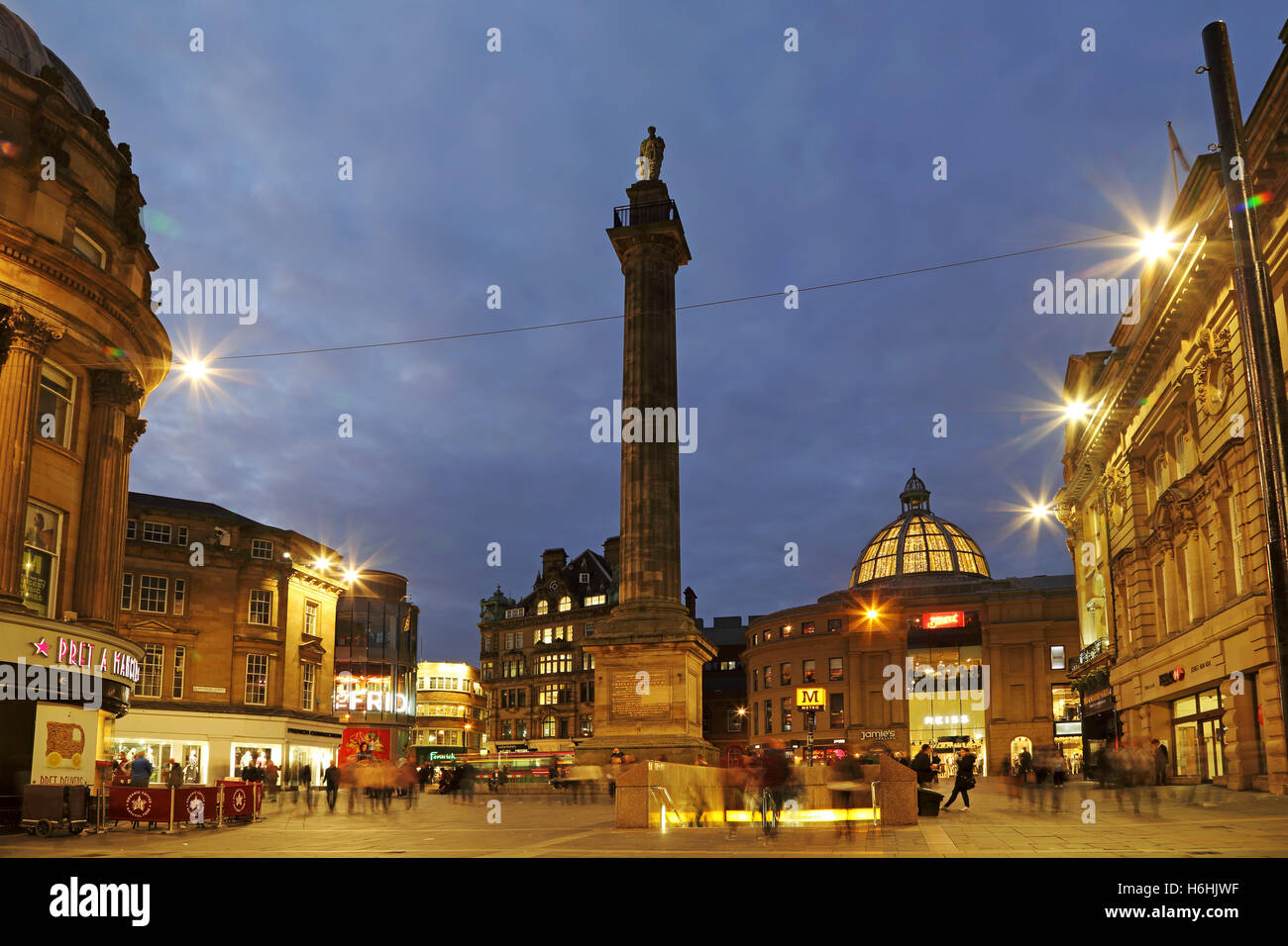 Grey's Monument, connu localement sous le monument, à Newcastle-upon-Tyne, en Angleterre. Le crépuscule descend sur le centre-ville. Banque D'Images