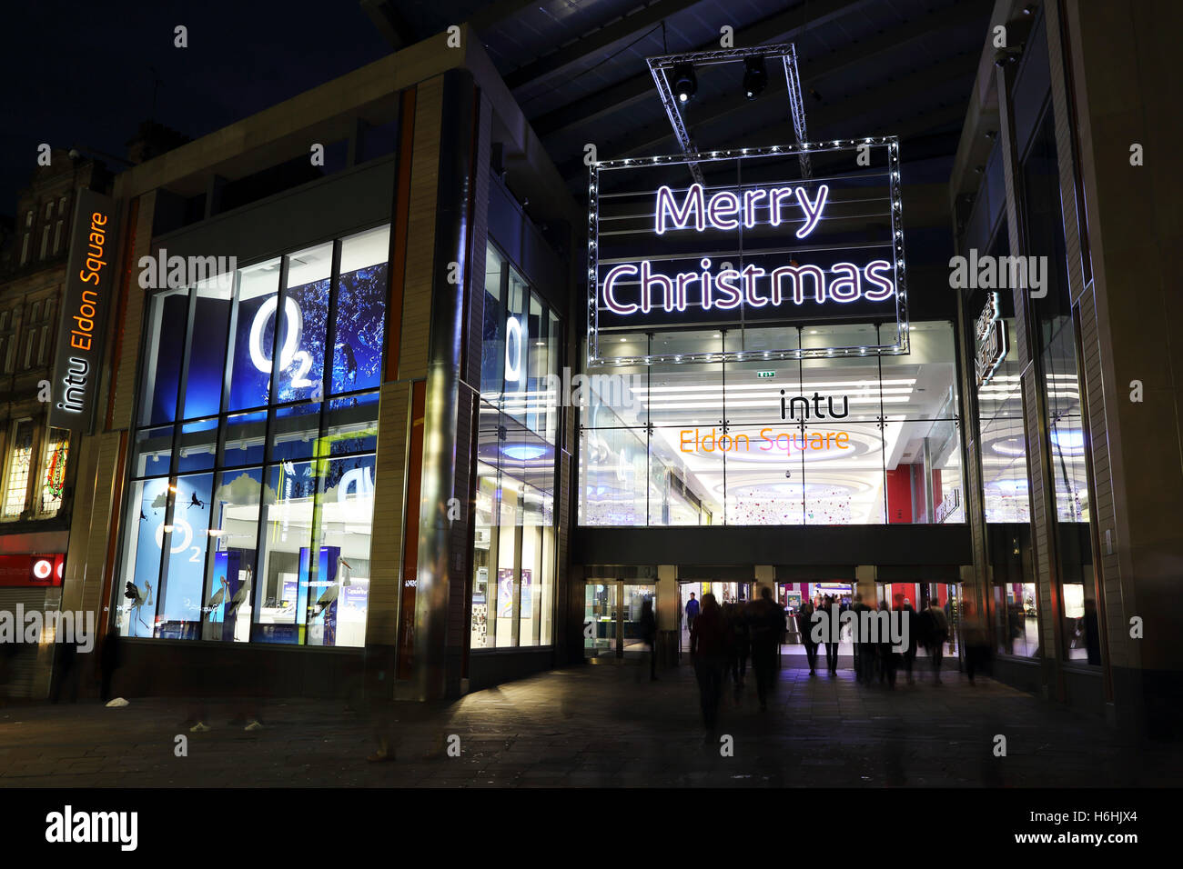 L'entrée à l'intu Eldon Square à Newcastle-upon-Tyne, en Angleterre. Un panneau disant Joyeux Noël plane sur la porte. Banque D'Images