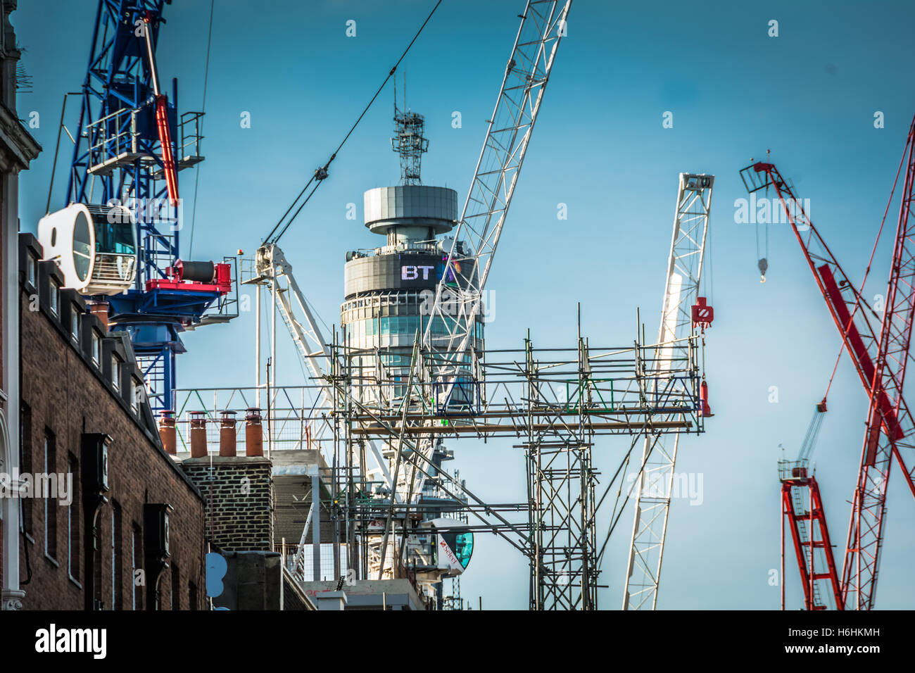 Grues entourant la BT Tower dans le West End de Londres Banque D'Images