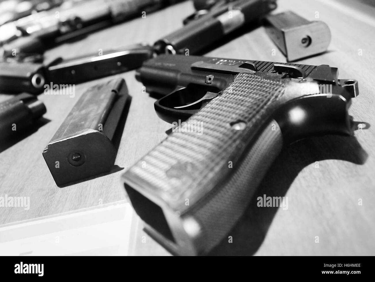 Les armes de poing semi-automatiques ou pistolets et ses magazines. L'arme sur le côté près de P2 est un pistolet fabriqué en Indonésie. Banque D'Images