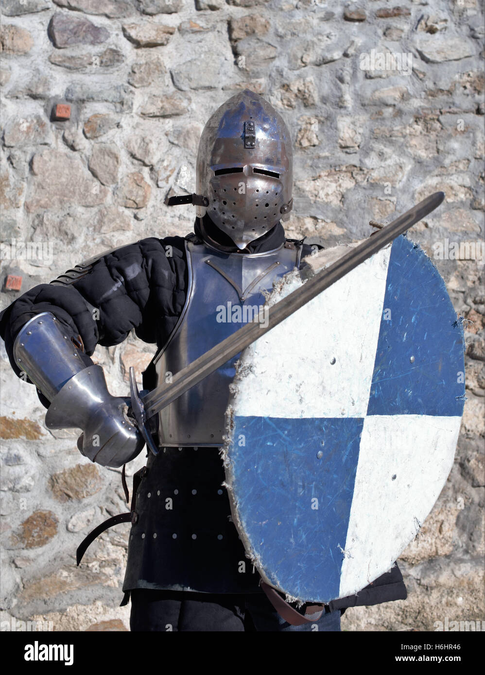 Armures de métal et le casque médiéval chevalier mercenaire samurai Banque D'Images
