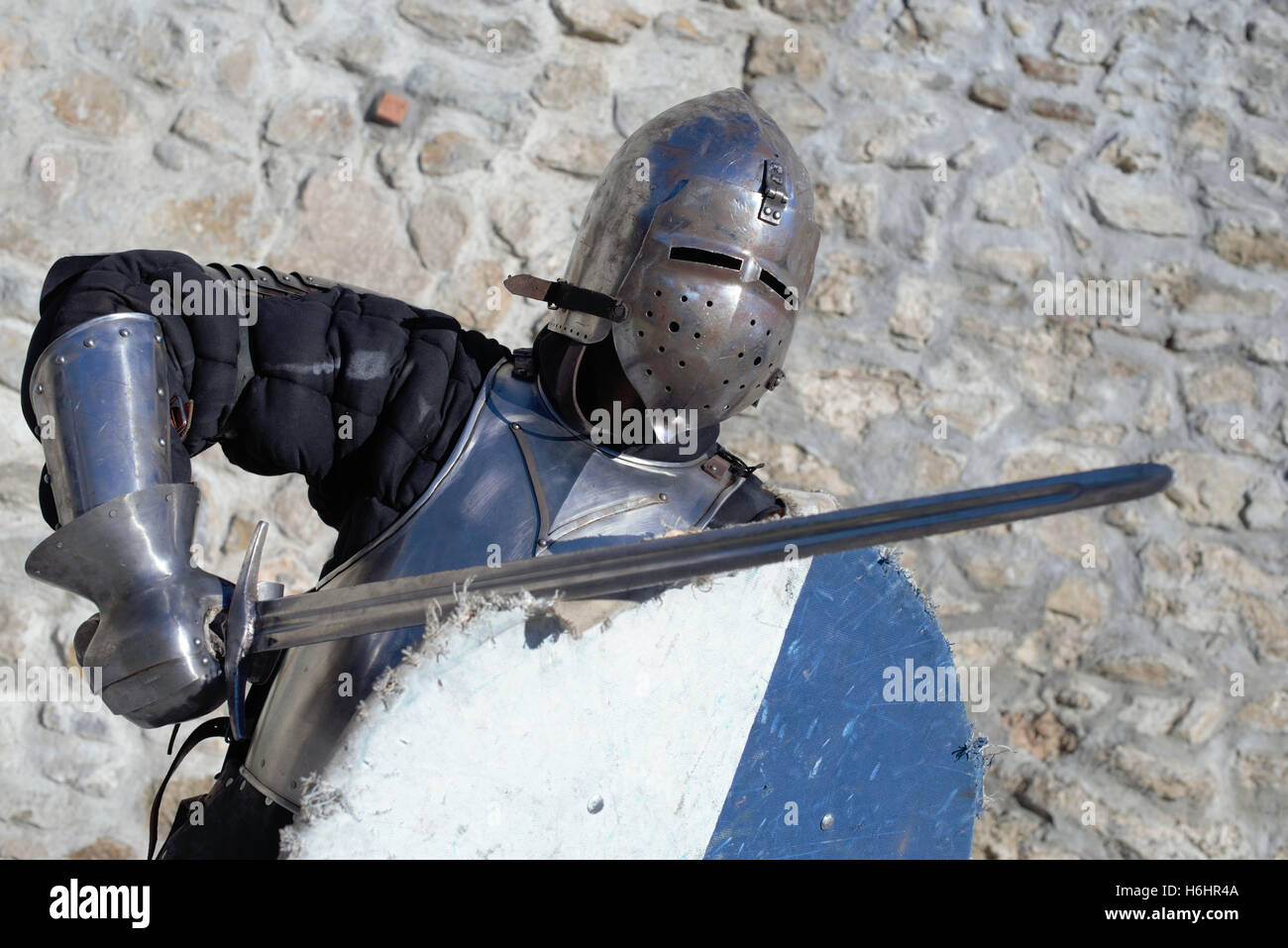 Armures de métal et le casque médiéval chevalier mercenaire samurai Banque D'Images