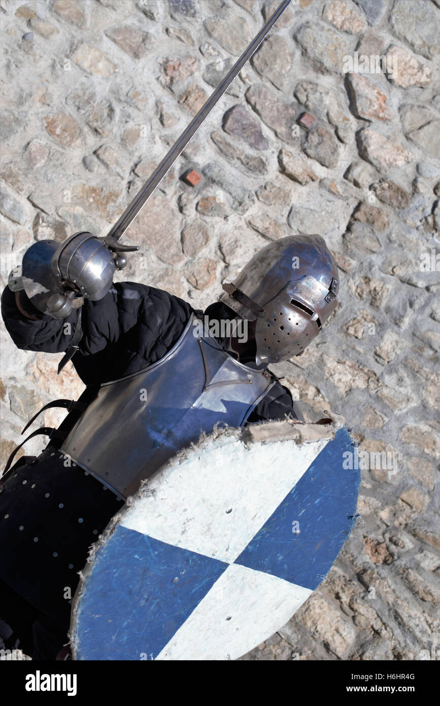 Armures de métal et le casque médiéval chevalier mercenaire samurai Banque D'Images