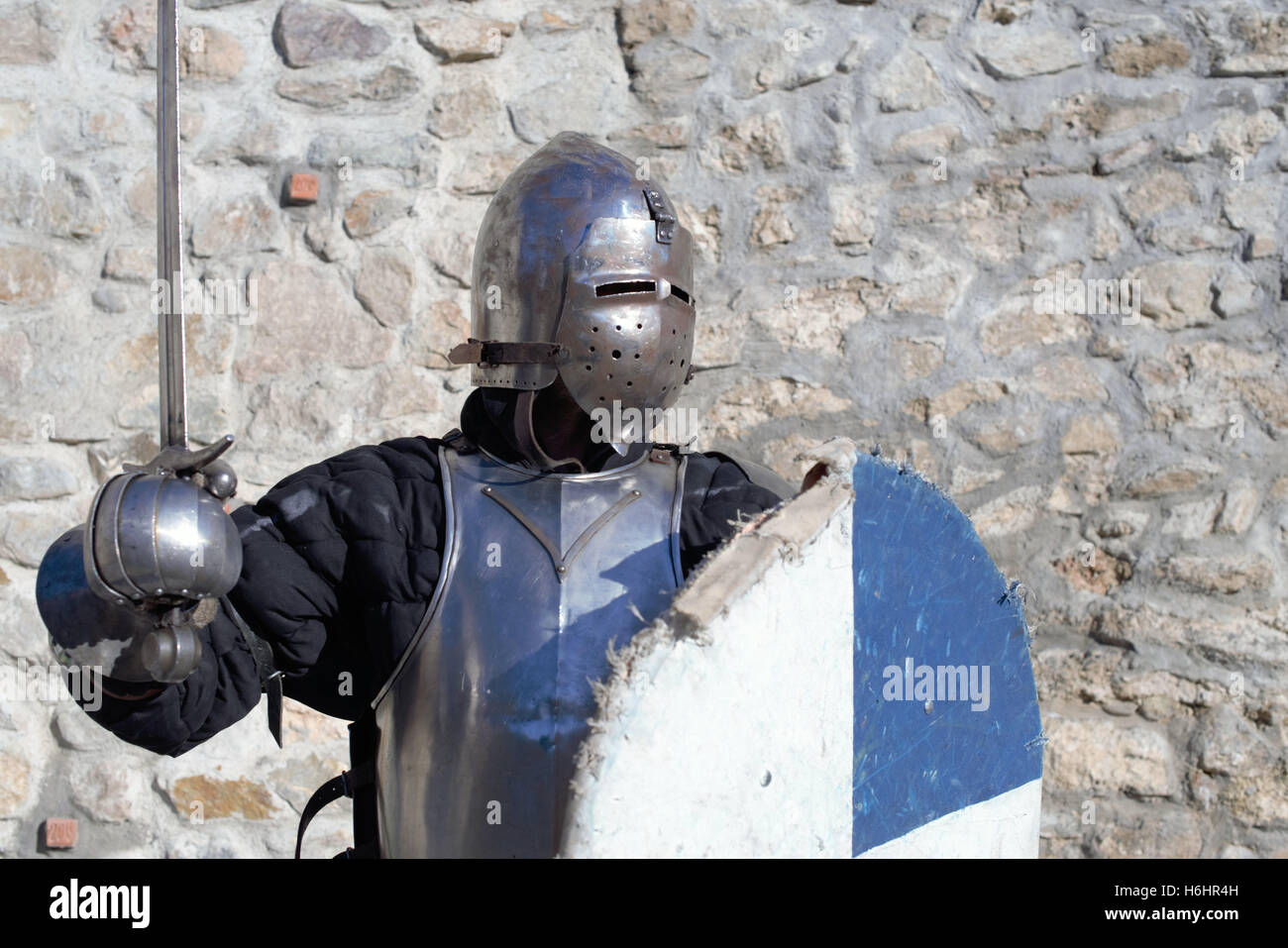 Armures de métal et le casque médiéval chevalier mercenaire samurai Banque D'Images