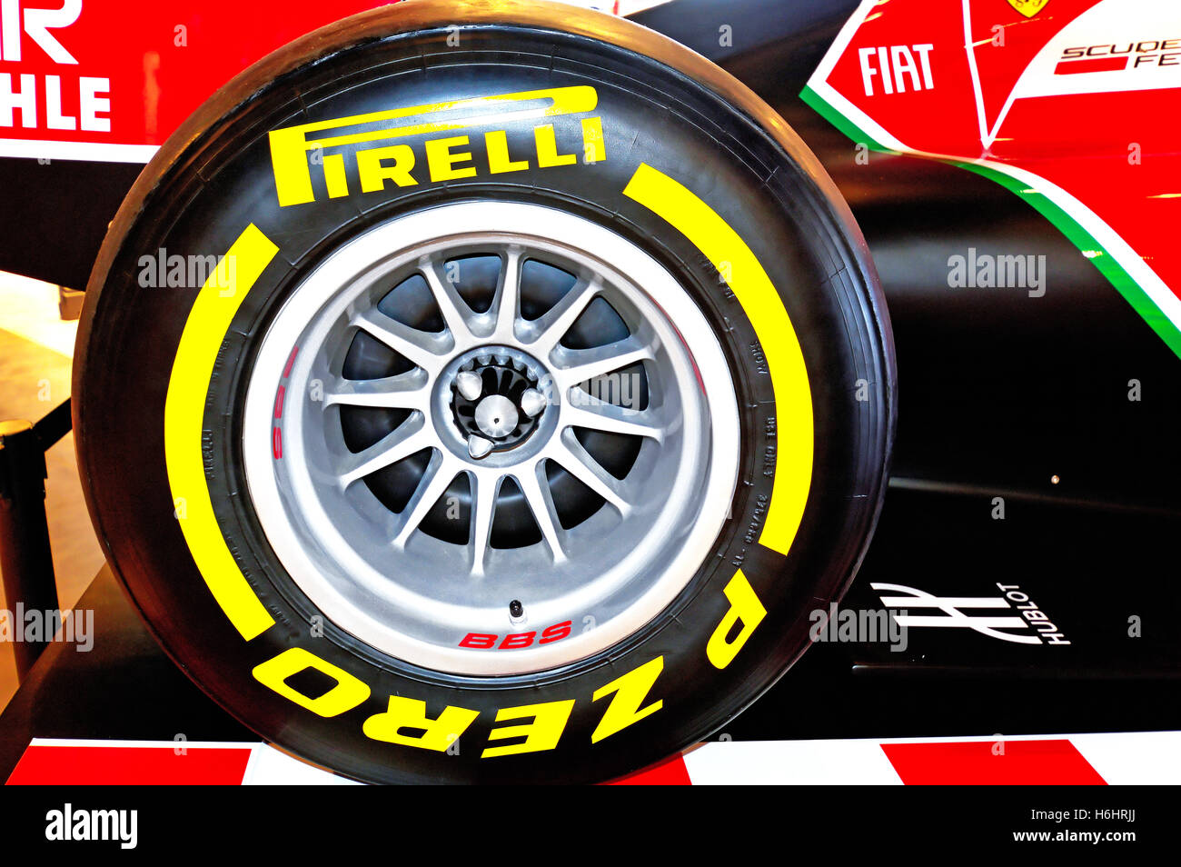 Pirelli Pzero Formula 1 racing slik, pneu de voiture jaune noir rouge Photo  Stock - Alamy