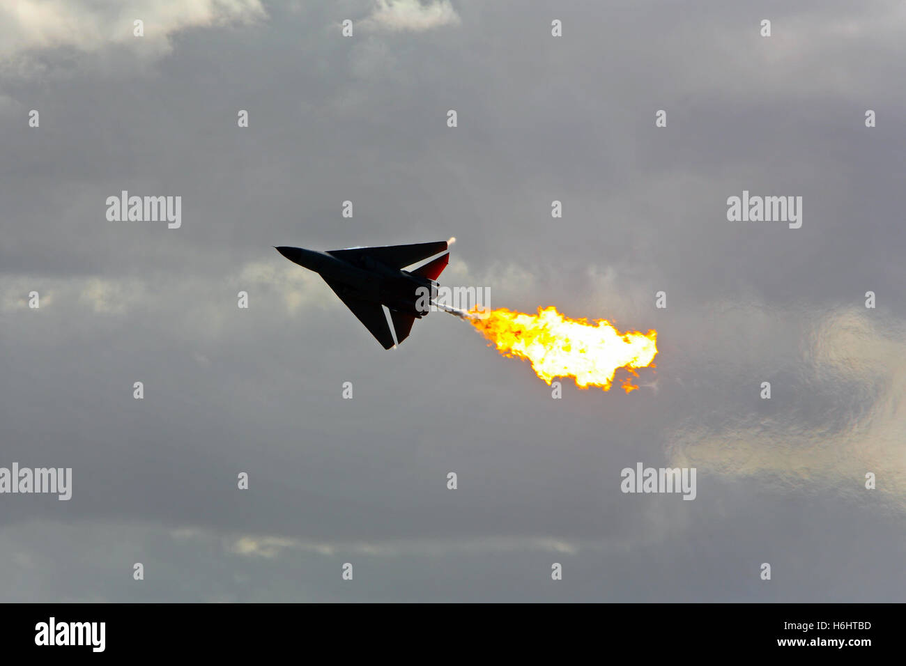 F111 de la RAAF et de largage de carburant brûler pendant l'Australian International Airshow 2007. L'aéroport d'Avalon, Victoria, Australie. Banque D'Images