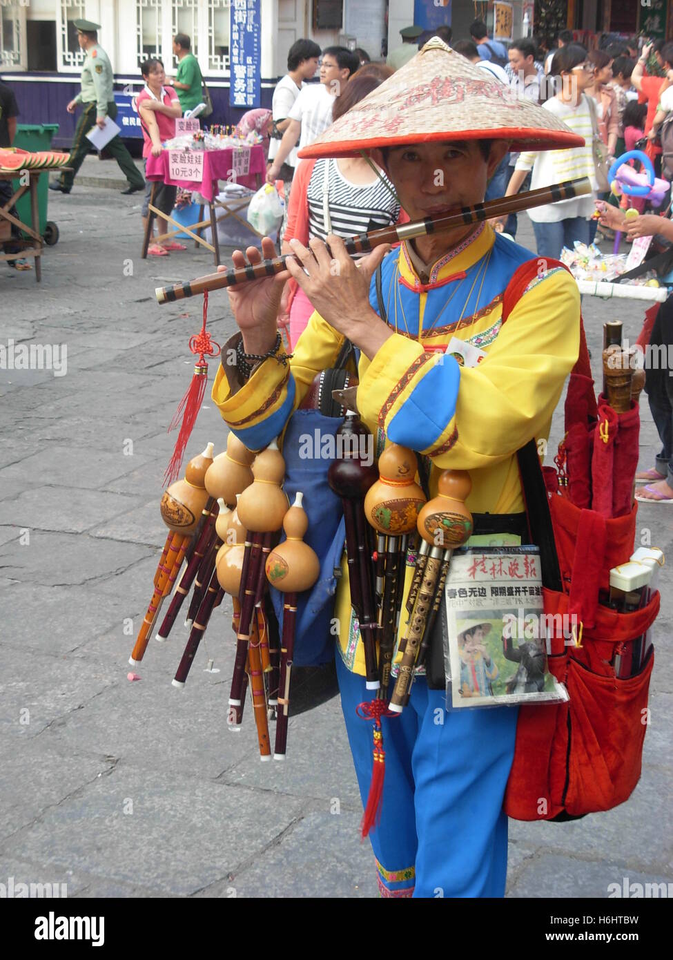 Chinese man et la vente de flûte dans les rues de Yangshuo, Guangxi Province, China Banque D'Images