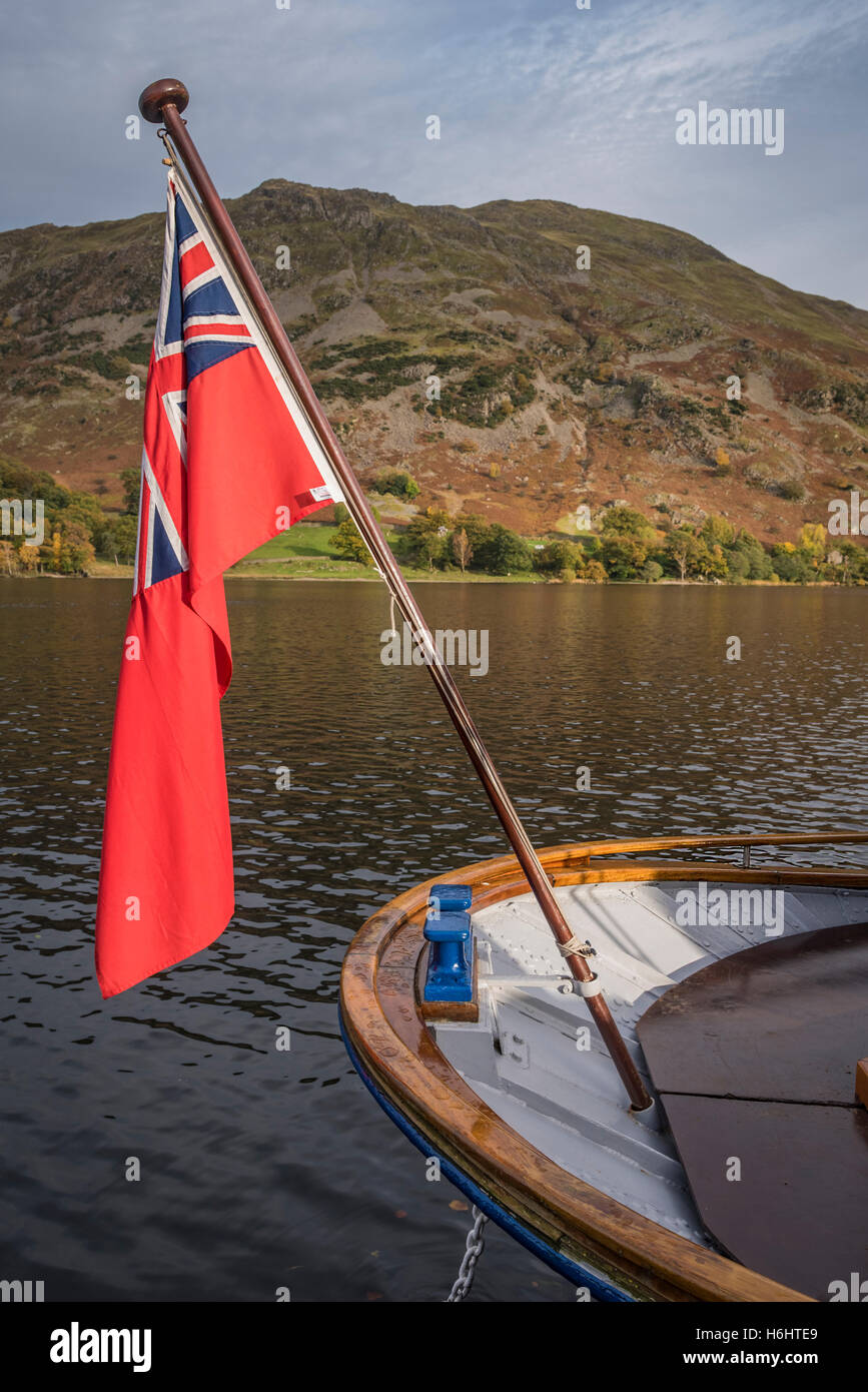 Ullswater Glenridding. La région de Cumbria. Lake District . Les lacs. Nord-ouest de l'Angleterre. défroisseur stern duster rouge d'un drapeau Banque D'Images Ullswater Glenridding. La région de Cumbria. Lake District . Les lacs. Nord-ouest de l'Angleterre. défroisseur stern duster rouge d'un drapeau Banque D'Images