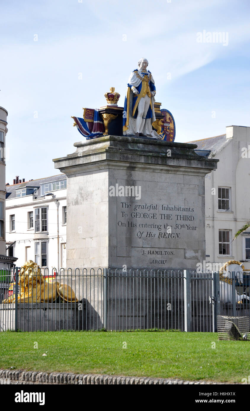 Front de mer de Weymouth - imposant regal 111 socle statue George -dévouement - soleil et ciel bleu Banque D'Images