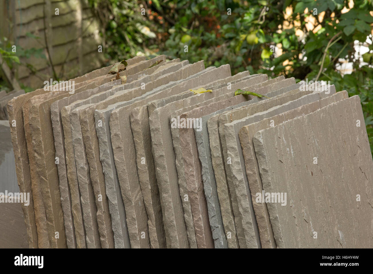 Des plaques d'ardoise indienne s'empilent prêt à utiliser pour la pose d'une nouvelle terrasse. Banque D'Images