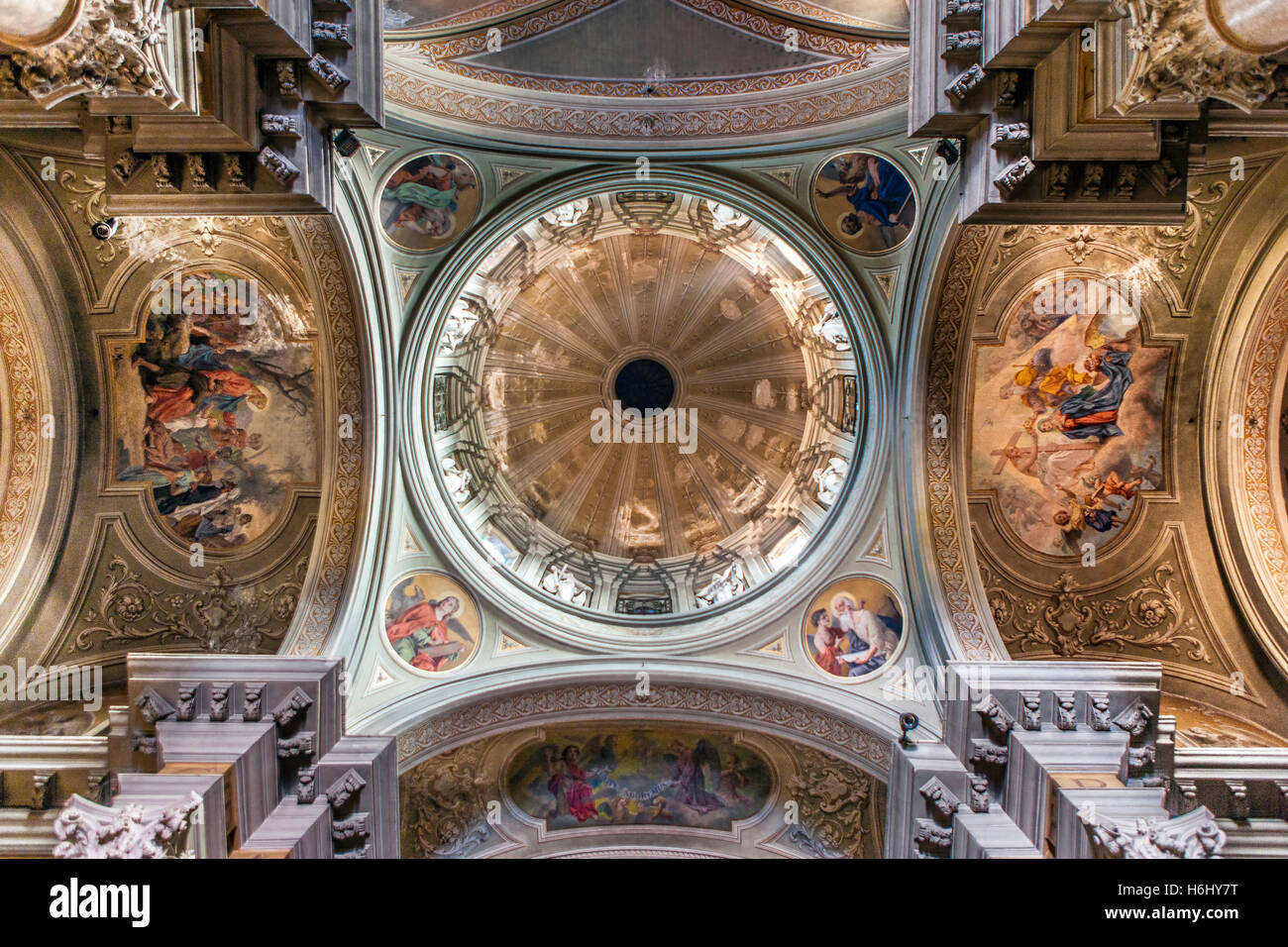 Plafond orné de l'église de Saint Jean le Baptiste à Bra, une ville dans la région du Piémont en Italie du nord. Banque D'Images