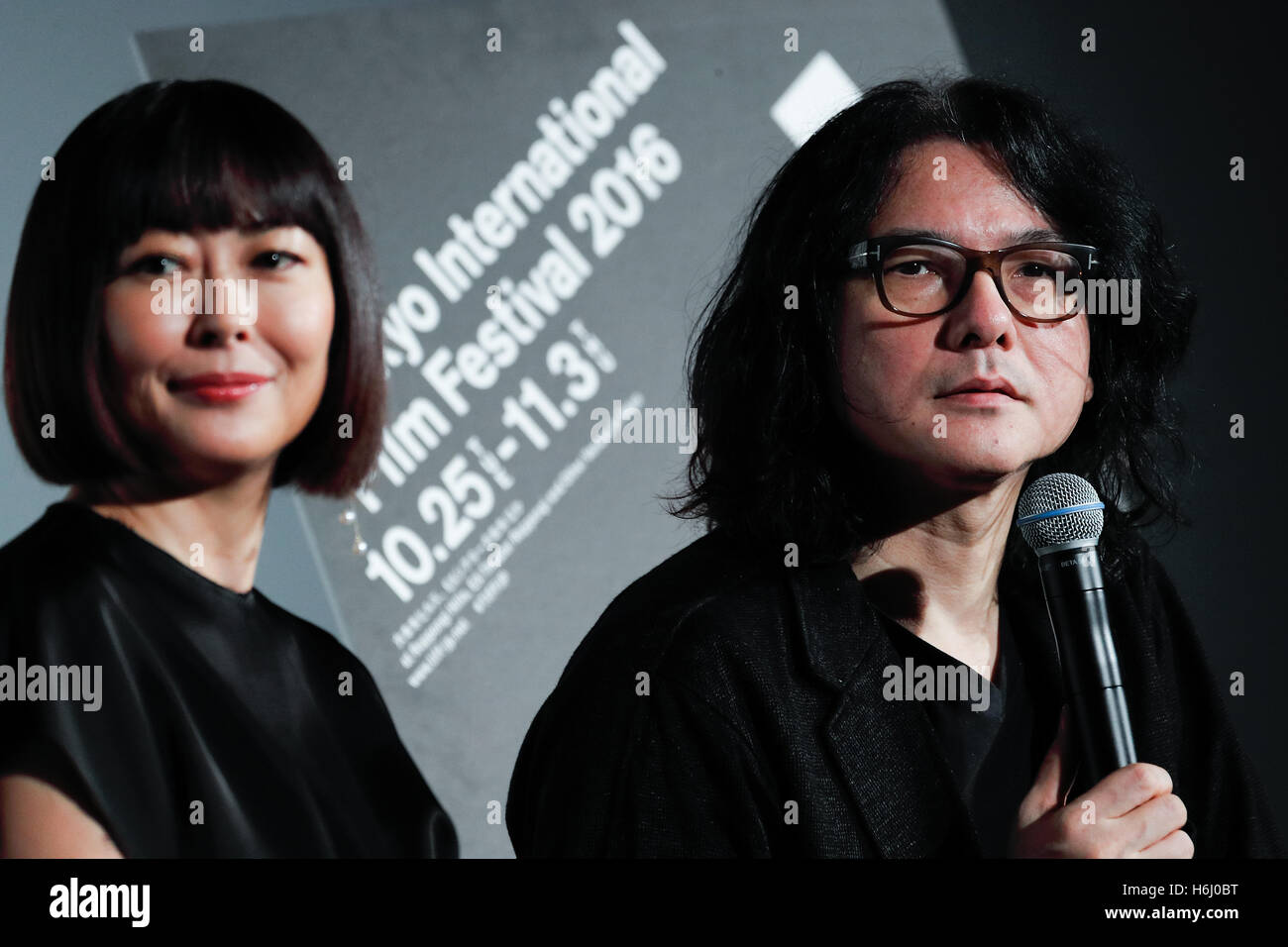 (L à R) Nakayama Miho actrice et directeur Shunji Iwai assister à un stade d'accueil pour le film Lettre d'amour à TOHO CINEMAS à Roppongi Hills le 28 octobre 2016, Tokyo, Japon. L'examen préalable est le cadre de la 29e Festival International du Film de Tokyo qui est l'un des plus grands festivals du film en Asie où les fans peuvent s'approcher d'acteurs et d'administration au cours de la phase d'accueil. Le format TIFF est le seul festival japonais accrédité par la Fédération internationale des associations de producteurs de films (FIAPF) et se déroule du 25 octobre au 3 novembre. © Rodrigo Reyes Marin/AFLO/Alamy Live News Banque D'Images