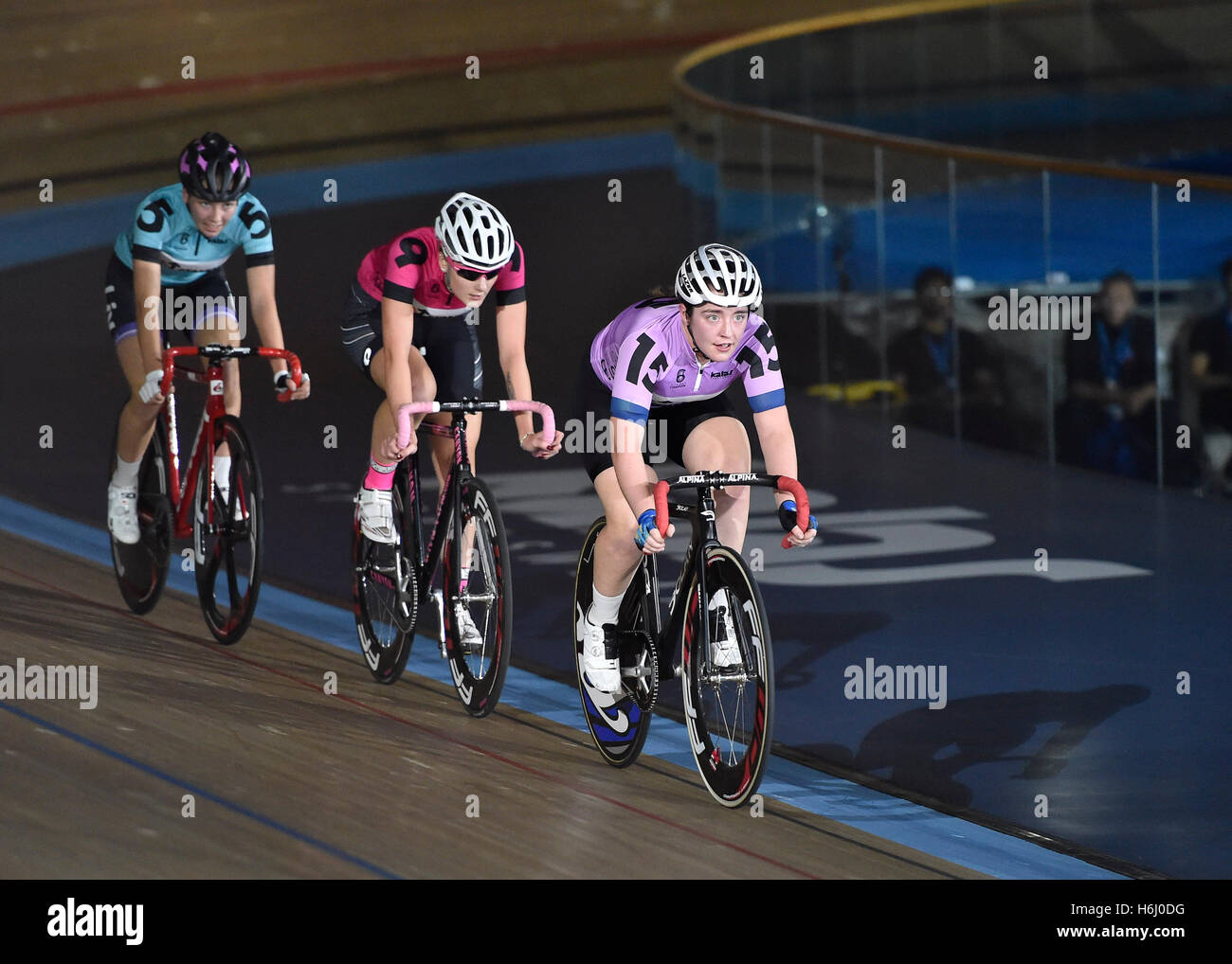 Londres, ANGLETERRE - 28 octobre, 2016 : Anita Yvonne Stenberg (15), Charlottte Becker (4) et Elizabeth Bennett sont en action au cours de la femme 10Km Points Rece au jour 4 de 2016 Six jours à Londres Lee Valley VeloPark. Credit : Taka Wu/Alamy Live News Banque D'Images