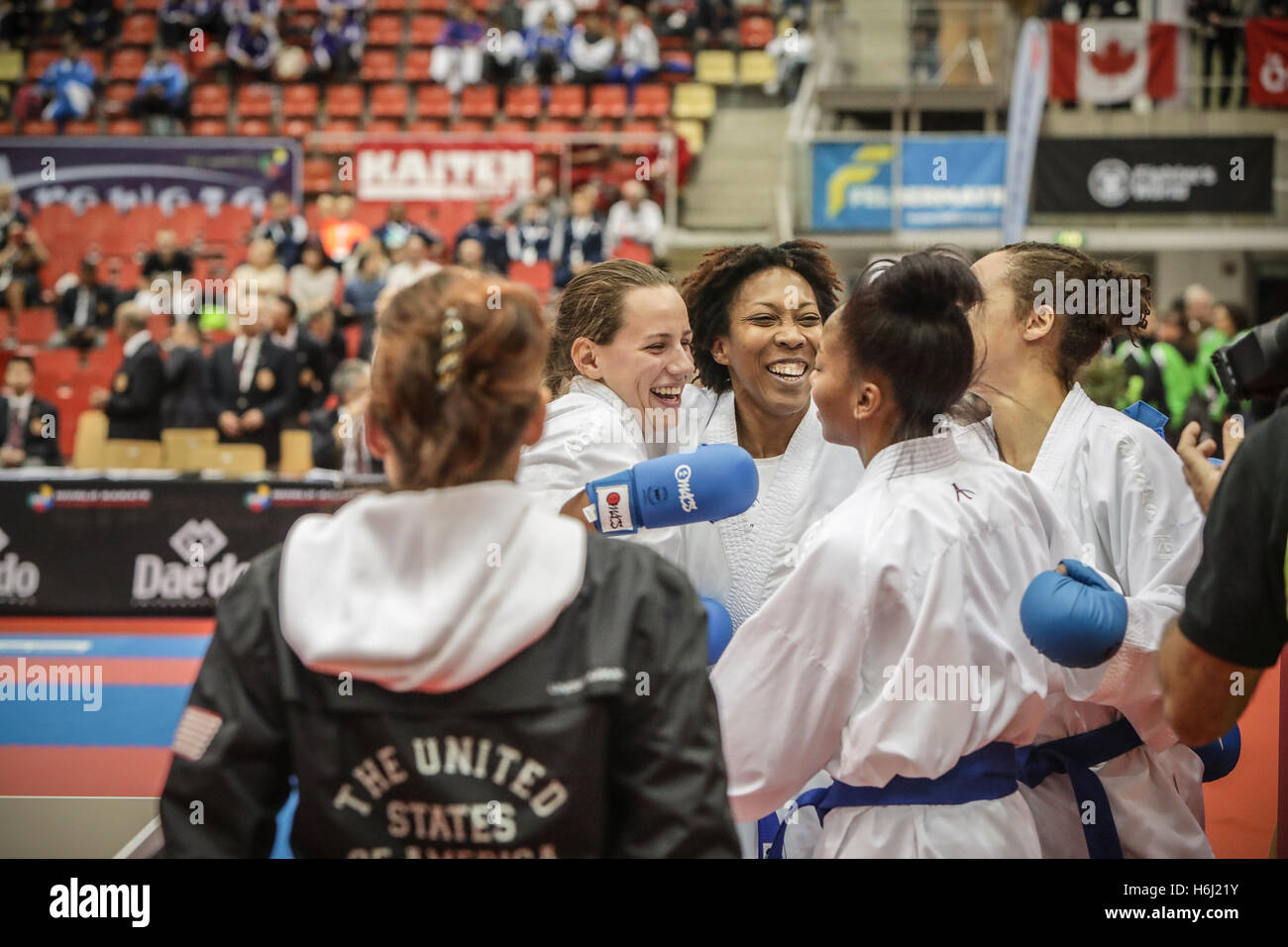 Linz, Autriche. 28, octobre 2016. L'équipe américaine, l'équipe féminine Championnat du Monde Kumite Karate WKF, Jan de crédit : Photographie sauvage / Alamy Live News Banque D'Images