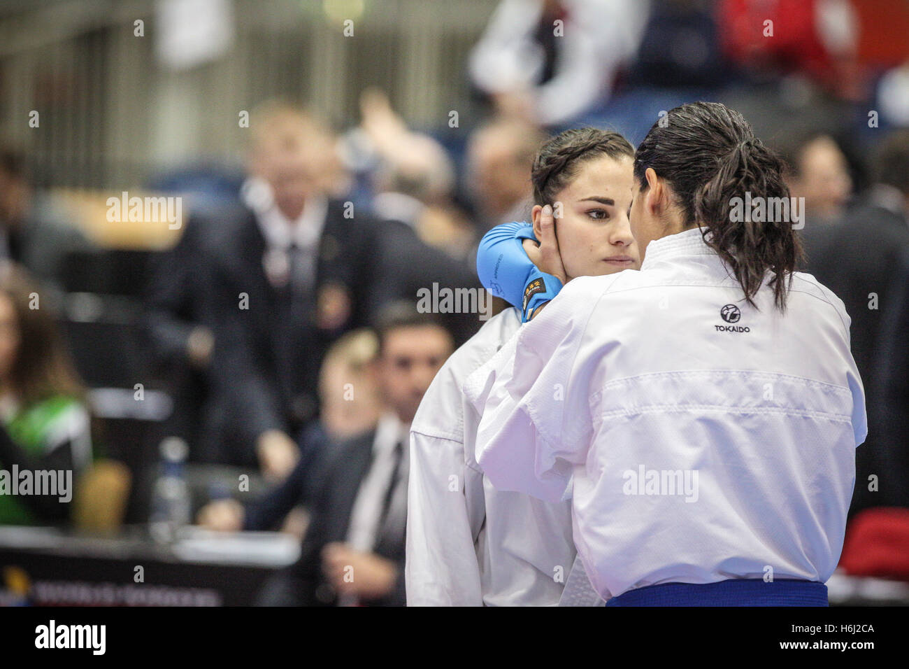 Linz, Autriche. 28, octobre 2016. Elena Quirici, Fanny Clavien, la Suisse, l'équipe de l'équipe féminine Championnat du Monde Kumite Karate WKF, Jan de crédit : Photographie sauvage / Alamy Live News Banque D'Images