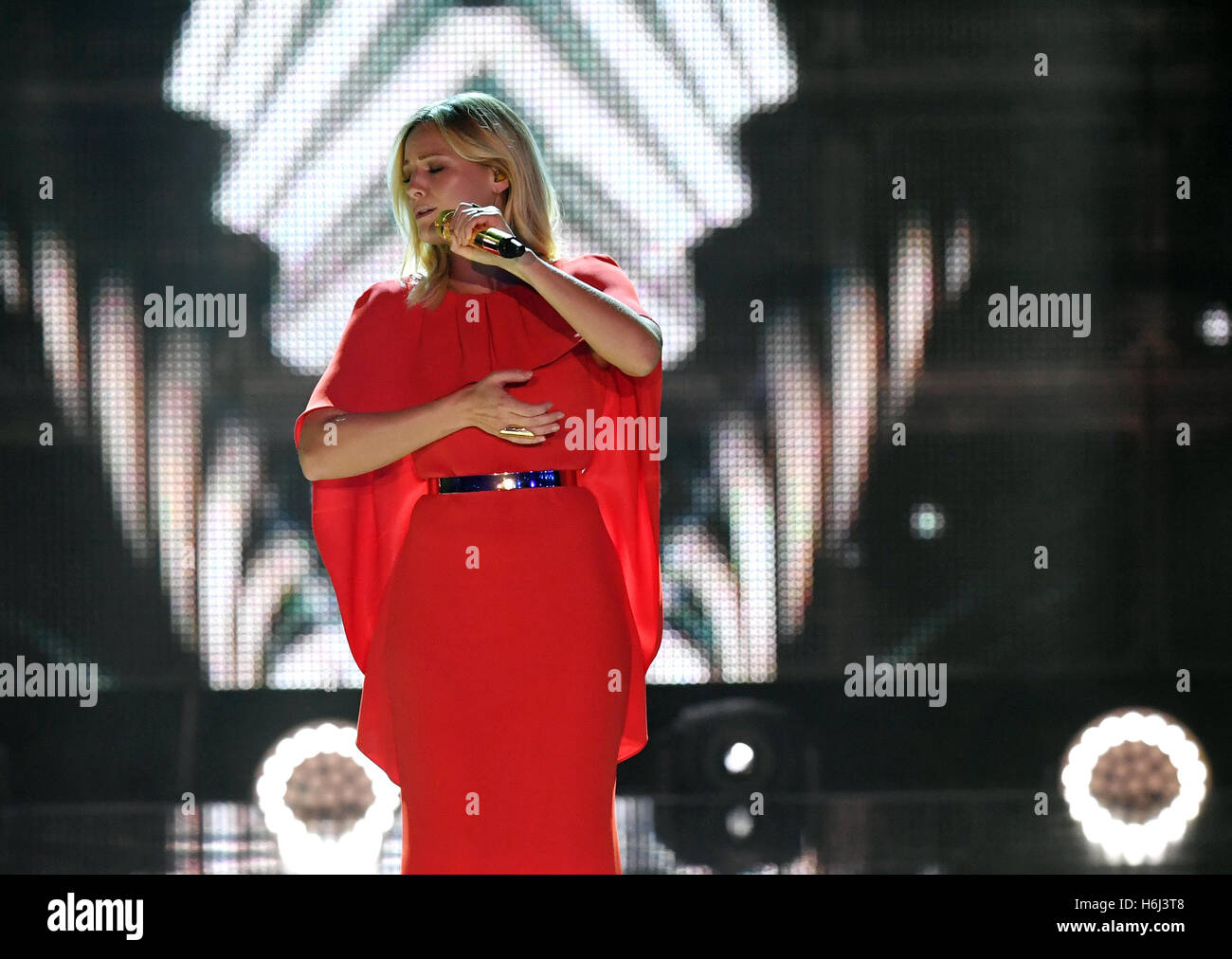 Helene Fischer effectue à la 22e 'Goldene Henne" cérémonie de remise des prix des médias dans le Neue Messe de Leipzig, Allemagne, 28 octobre 2016. Photo : HENDRIK SCHMIDT/dpa Banque D'Images