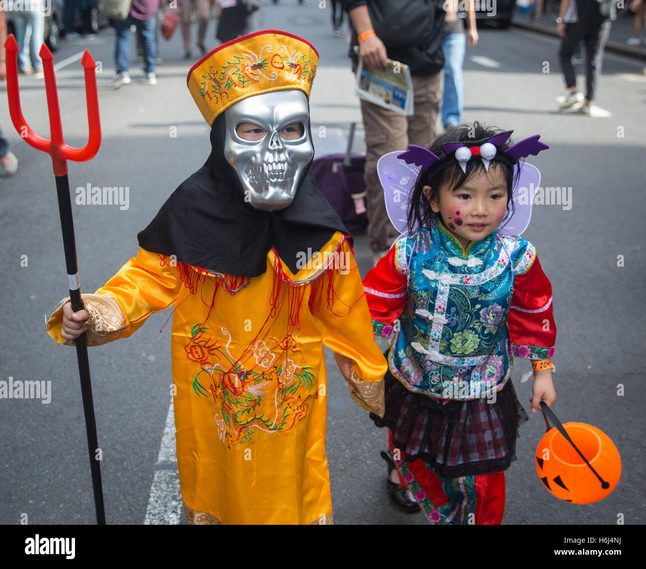 Sydney, Australie. 29 Oct, 2016. Deux enfants déguisés participer à un 'Zombie Walk' à Sydney, Australie, le 29 octobre 2016. Des gens habillés comme des zombies ont participé à la Zombie Walk de Sydney le samedi à l'occasion du prochain Halloween. Credit : Zhu Jingyun Business/Xinhua/Alamy Live News Banque D'Images