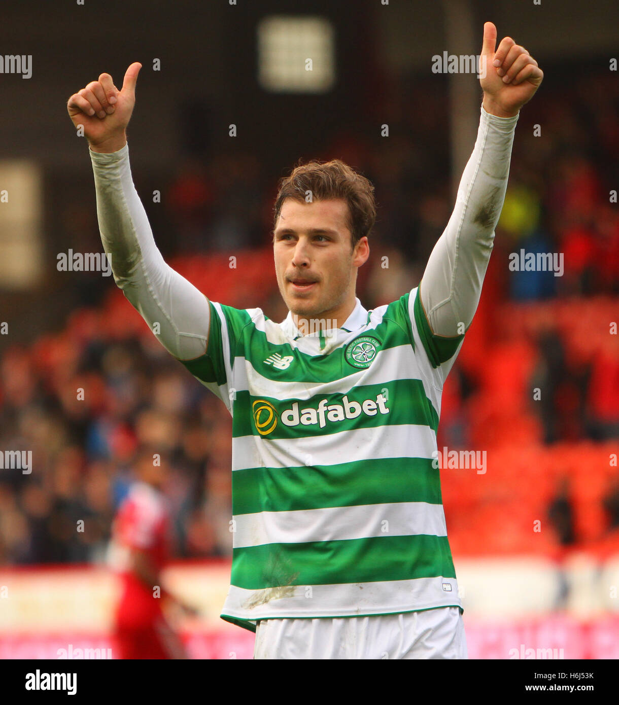 Pittodrie Stadium, Aberdeen, Ecosse. 29 Oct, 2016. Scottish Premier League. Aberdeen contre Celtic. Erik Sviatchenko coup de pouce pour les fans d'Action Crédit : Plus Sport/Alamy Live News Banque D'Images