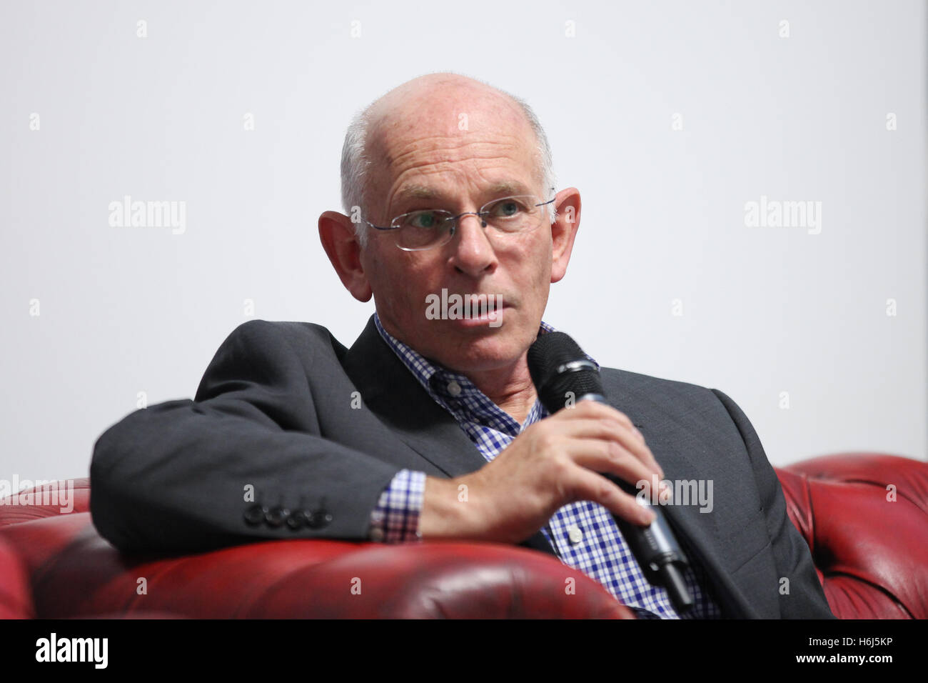 Alexandra Palace, Londres. UK 29 Oct 2016 - Alastair MacQueen parlant au Classic & Sports Car Show Crédit : Dinendra Haria/Alamy Live News Banque D'Images