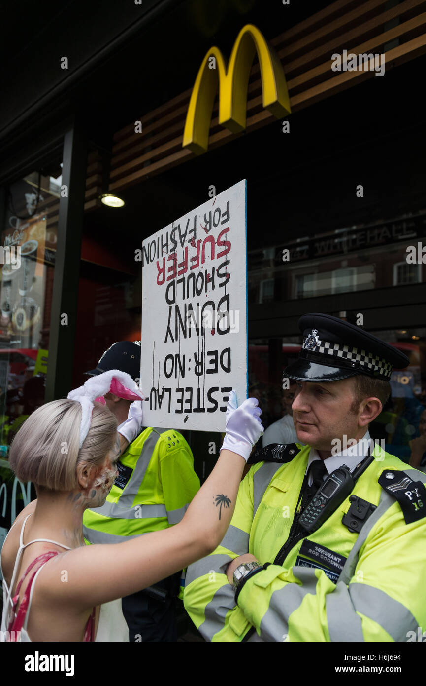 Londres, Royaume-Uni. 29 octobre 2016. Des centaines de militants et militants ont pris part à la défense des droits des animaux 'officielle' Mars dans le centre de Londres. Les manifestants ont exigé l'abolition complète de l'exploitation animale et fin à l'oppression et de mauvais traitement des animaux au profit de l'homme. Les participants ont encouragé le véganisme comme l'un des moyens de créer un monde meilleur pour les animaux. Photo : Manifestation devant le restaurant McDonald's sur Whitehall. Wiktor Szymanowicz/Alamy Live News Banque D'Images