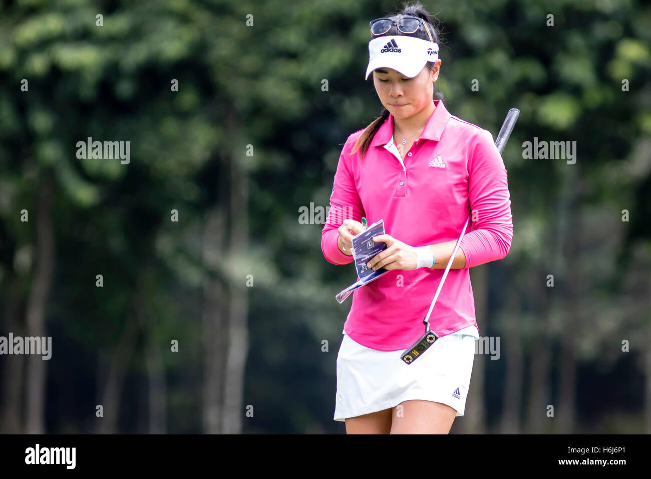 Kuala Lumpur, Malaisie. 29 Oct, 2016. Golf LPGA Danielle Kang, contrôle ses notes au championnat de la LPGA en Malaisie à Kuala Lumpur, Malaisie. Credit : Danny Chan/Alamy Live News. Banque D'Images