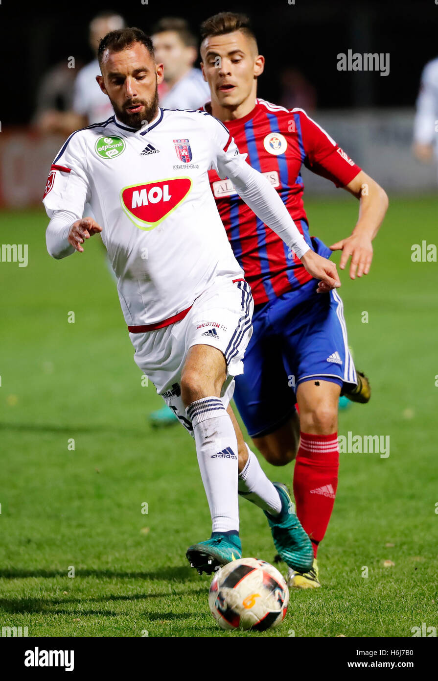 Budapest, Hongrie. 29 octobre, 2016. Attila Fiola (L) de Vidéotron feuilles FC Berecz Zsombor (R) de Vasas FC au cours de la derrière le Hongrois OTP Bank Liga match entre FC Vasas et Vidéotron à Illovszky FC Stadium le 29 octobre 2016 à Budapest, Hongrie. Credit : Laszlo Szirtesi/Alamy Live News Banque D'Images