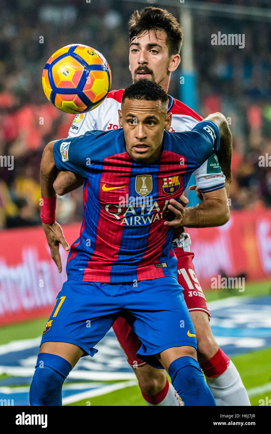 Barcelone, Catalogne, Espagne. 29 Oct, 2016. FC Barcelone NEYMAR avant JR. est en concurrence avec le milieu de terrain de Grenade ISAAC CUENCA pour la balle durant le match LaLiga entre le FC Barcelone et Grenade CF au Camp Nou à Barcelone © Matthias Rickenbach/ZUMA/Alamy Fil Live News Banque D'Images