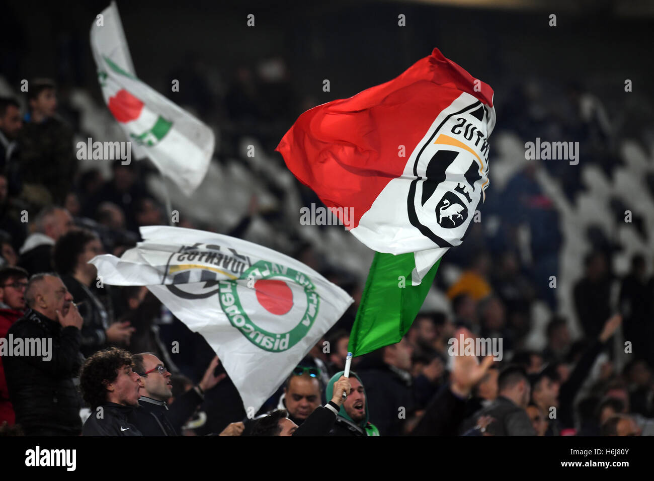Juventus Stadium, Turin, Italie. 29 Oct, 2016. Serie A Football. La Juventus et Naples. Fans de la Juve dans les stands d'Action © Plus Sport/Alamy Live News Banque D'Images