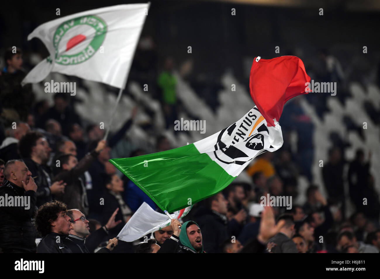 Juventus Stadium, Turin, Italie. 29 Oct, 2016. Serie A Football. La Juventus et Naples. Fans de la Juve dans les stands d'Action © Plus Sport/Alamy Live News Banque D'Images