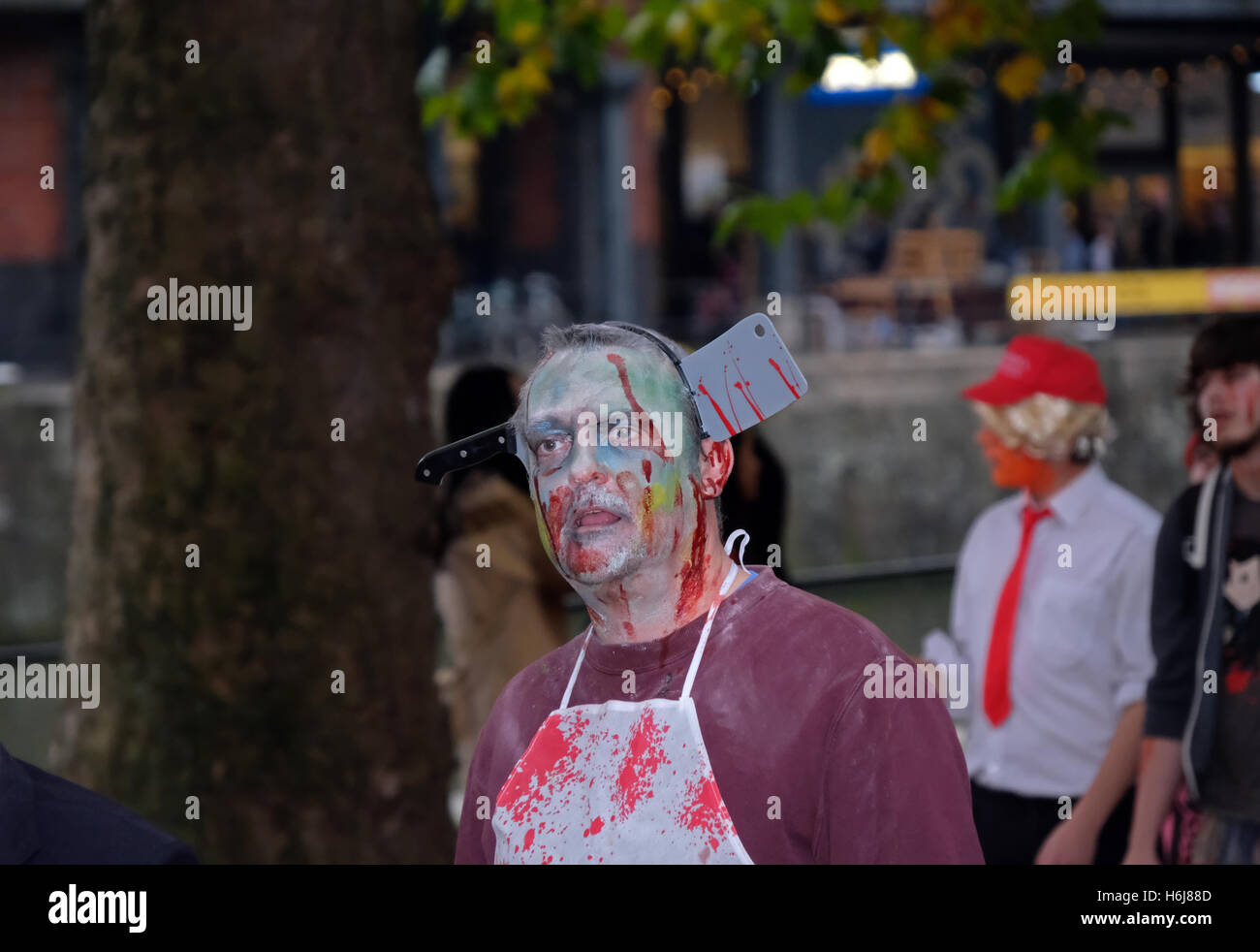 Bristol, Royaume-Uni. 29 octobre, 2016. Revelers habillés comme des zombies a pris pour les rues de la ville pour prendre part à l'Assemblée Bristol Zombie Walk. Credit : Keith Ramsey/Alamy Live News Banque D'Images