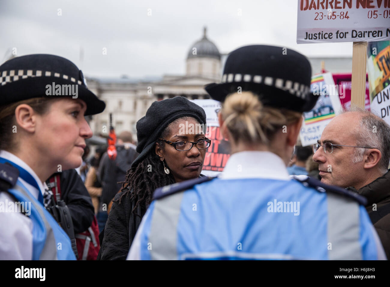 Londres, Royaume-Uni. 29 octobre, 2016. Marcia Rigg et Ken Fero parler aux agents de police avant l'organisation des familles et amis Campagne (UFFC) procession à Downing Street en souvenir des membres de la famille et les amis qui est mort en garde à vue, la prison, la détention de l'immigration ou sécuriser les hôpitaux psychiatriques. Credit : Mark Kerrison/Alamy Live News Banque D'Images