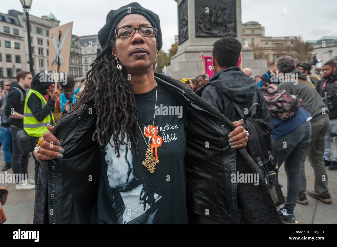 Londres, Royaume-Uni. 29 octobre 2016. Marcia Rigg, dont le frère Sean a été tué à Brixton Station de police en août 2008 montre son t-shirt avec sa photo et le message "Pas de Justice, pas de paix". Les familles et amis de personnes tuées par la police dans les prisons ou attendre le début de leur marche annuelle à un rythme funèbre de Trafalgar Square à Downing St d'organiser un rassemblement et livrer une lettre à Theresa May. Peter Marshall/Alamy Live News Banque D'Images